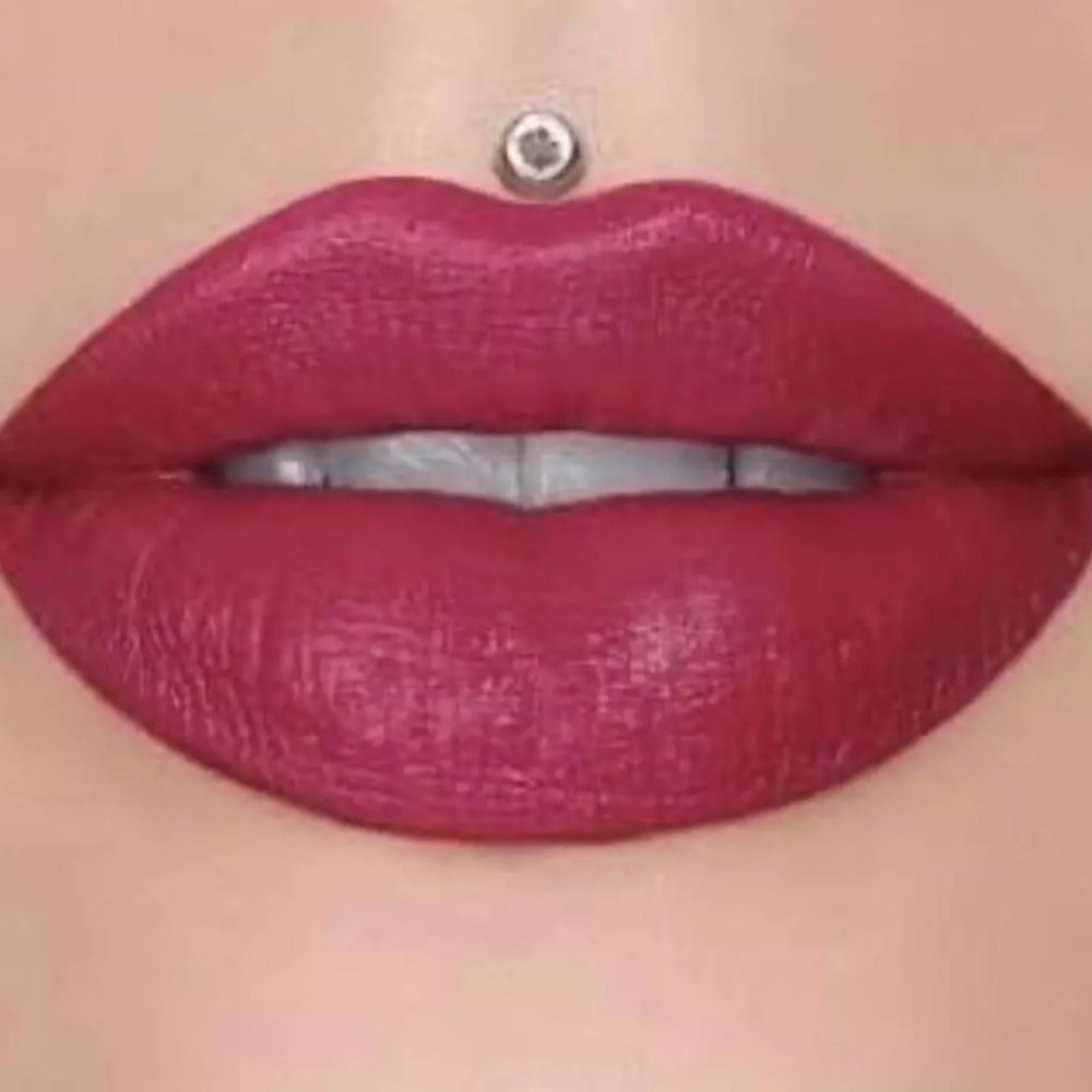 NIB❤️‍🔥Limited Edition "Entrapment" SALE 😍 Jeffree Star Velvet Trap Lipstick💄